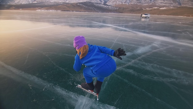 El niño entrena en patinaje de velocidad sobre hielo El atleta al principio en una postura deportiva La niña patina en invierno con ropa deportiva gafas deportivas Niños patinaje de velocidad pista corta larga Al aire libre