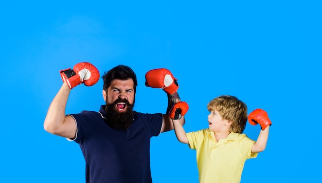 Foto niño entrenamiento de boxeo concepto de movimiento de ejercicio padre con hijo practicando boxeo kick fitness manager