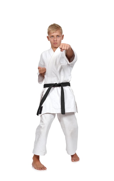 Niño en entrenamiento de traje de karate