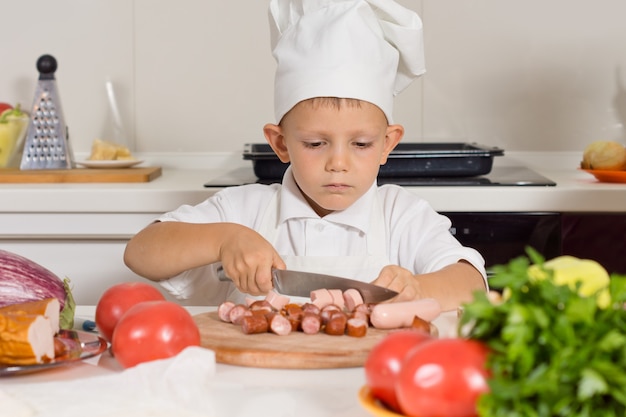 Niño entrenando para ser chef