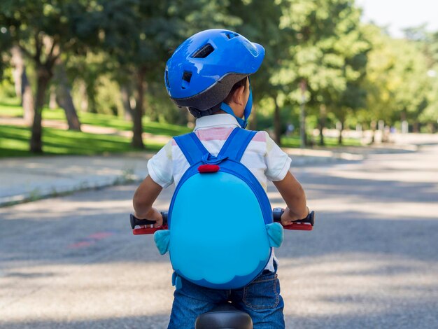 niño, equitación, bicicleta, con, casco, y, mochila