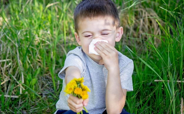 Foto el niño es alérgico a las flores de primavera.