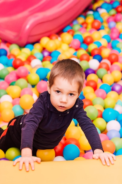 El niño es divertido de jugar en la sala de juegos para niños.