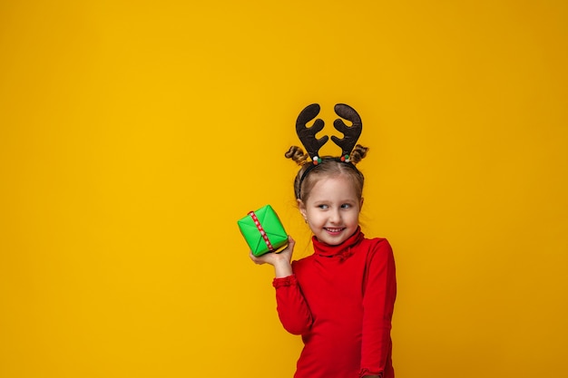 Foto niño es feliz y tiene un regalo en sus manos