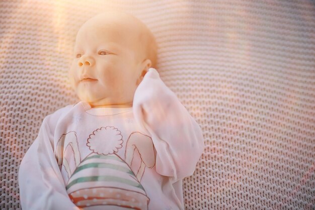 Foto el niño es lindo, la infancia será feliz