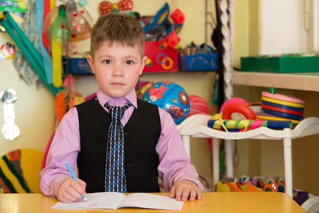 El niño es un niño en edad preescolar Retrato de un niño de seis años