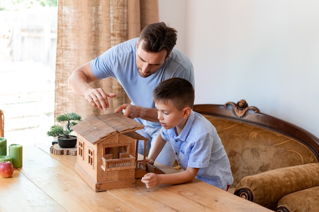 El niño es útil para pasar tiempo con un tutor, aprender a construir una casa de juguete, ver cómo instalar correctamente un techo.