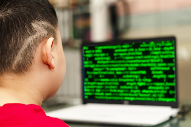 Foto el niño está escribiendo la computadora del teclado para la tecnología y el aprendizaje de la educación en internet