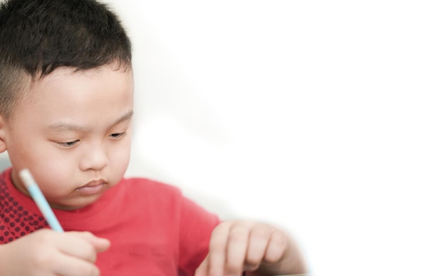 Niño escribiendo en cuaderno para la escuela