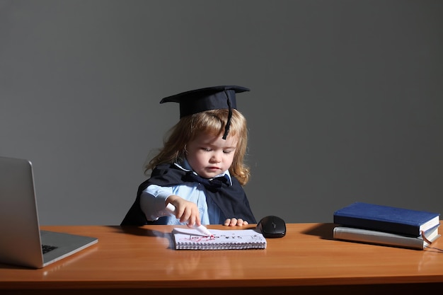 Niño en el escritorio de la escuela