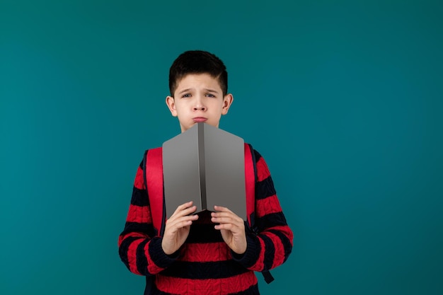 niño de escuela alegre con un libro