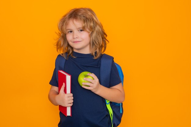 Niño de escuela aprendizaje estudiante estudiar el idioma inglés en la escuela niño de escuela primaria retrato de f