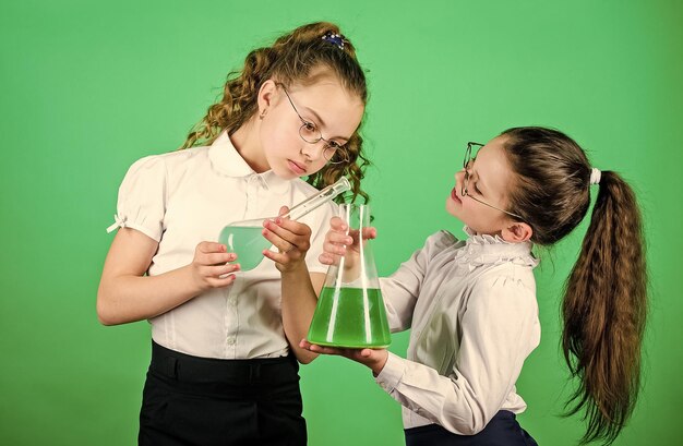 Niño de la escuela científico que estudia ciencia biología educación niñas inteligentes con matraz de prueba niños estudian laboratorio de química regreso a la escuela Me encanta mi trabajo Hermoso día en el laboratorio