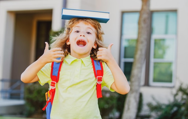 Niño de la escuela en la escuela colegial que vuelve al concepto de educación de los niños de la escuela