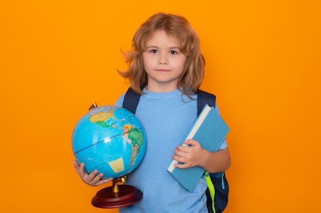 Niño de escuela con globo y libro inteligente inteligente nerd rubia caucásica escolar niño alumno estudiante va