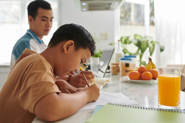 Niño de escuela haciendo la tarea.