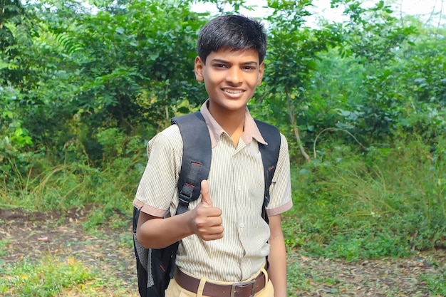 Niño de la escuela india aparece golpeando hacia arriba