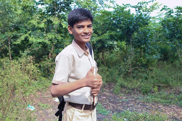 Niño de la escuela india aparece golpeando hacia arriba