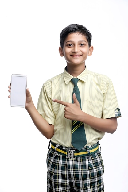 Niño de la escuela india que muestra la pantalla del teléfono inteligente. concepto de educación en línea.