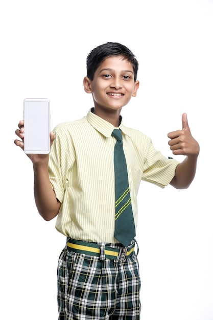 Niño de la escuela india que muestra la pantalla del teléfono inteligente. concepto de educación en línea.