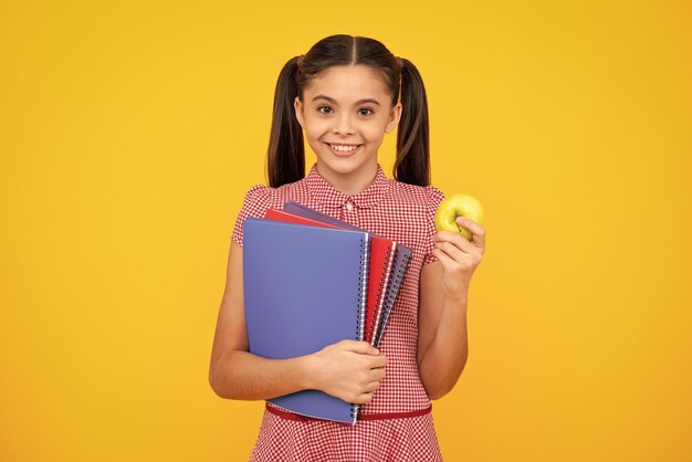 Niño de escuela con el libro Aprendizaje y educación Adolescente feliz emociones positivas y sonrientes de una estudiante adolescente