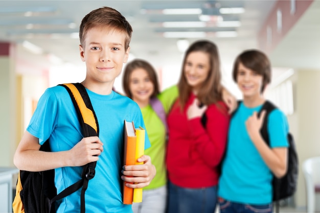 Niño de escuela con libros y mochila