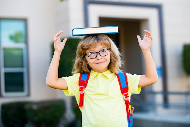 niño de la escuela, niño, en, escuela, colegial, volviendo, a, escuela