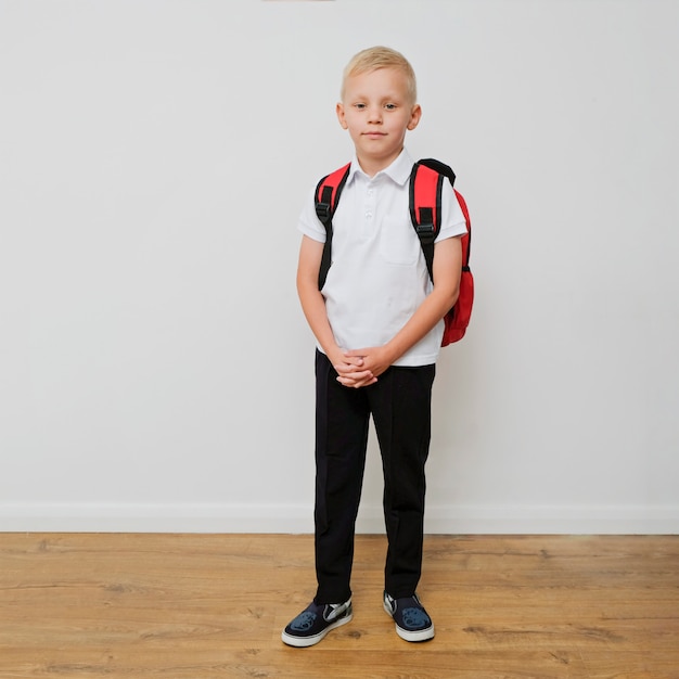 Niño de la escuela primaria sobre fondo blanco.