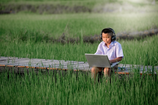 Niño de escuela primaria usando la computadora portátil