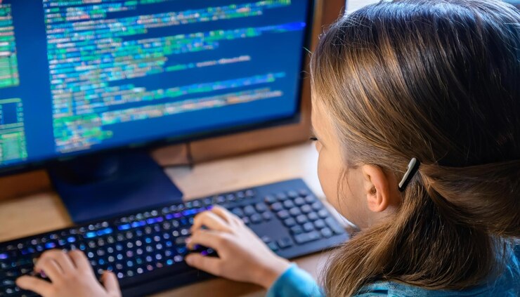 Foto niño de escuela trabajando en un concepto de tecnología informática para la educación moderna
