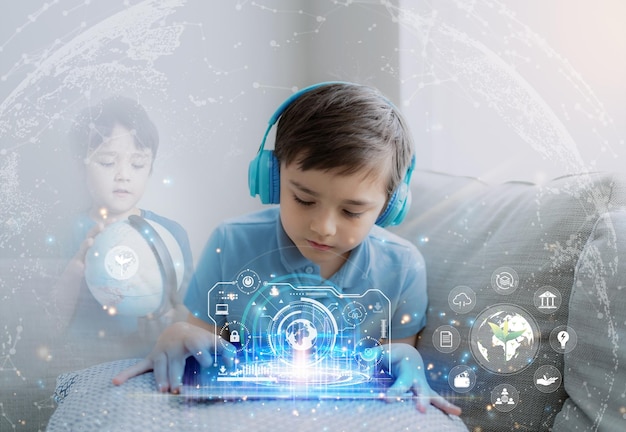 Niño de escuela usando una tableta investigando en Internet sobre la población mundial Ecología y Medio Ambiente Niño aprendiendo en línea Geografía con crecimiento de doble exposición árbol verde joven futurista en el mapa del mundo