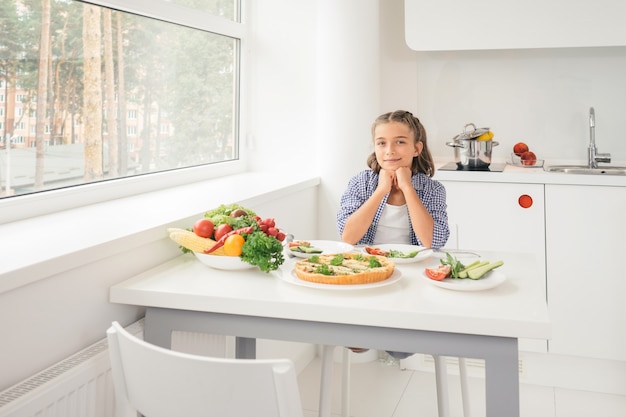 Niño esperando el desayuno