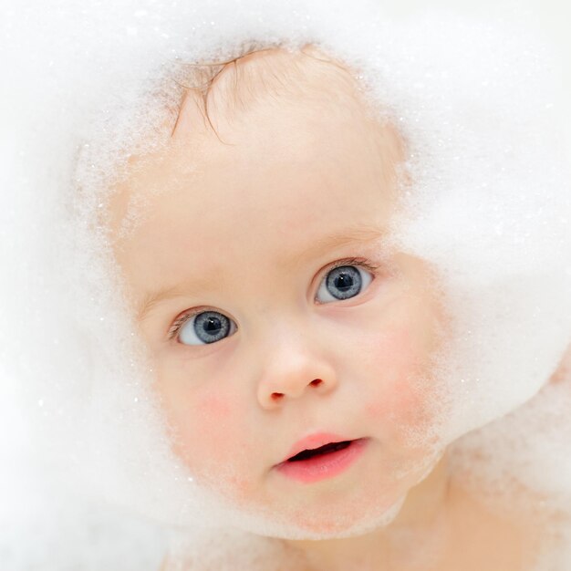 Niño en espuma de jabón