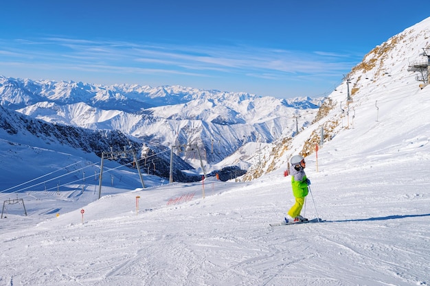 Niño esquiador esquiando en el glaciar Hintertux en Tirol en Mayrhofen en Austria, Alpes de invierno. Kid Ski en Hintertuxer Gletscher en montañas alpinas con nieve blanca y cielo azul. Pistas nevadas de Austria