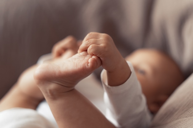 El niño está acostado y divirtiéndose sobre una almohada enorme.