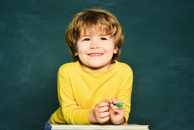 El niño está aprendiendo en clase sobre los antecedentes del proceso educativo de pizarra