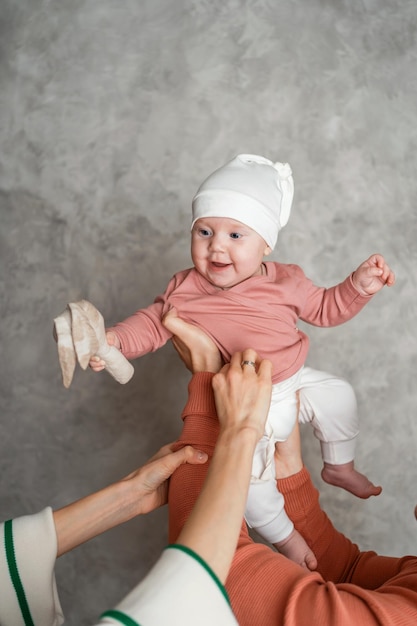 El niño está en brazos de sus padres Pijama cómodo y de tela suave para bebés