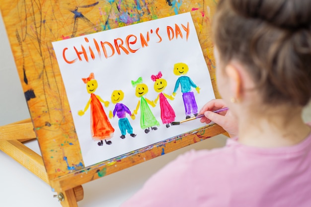 El niño está dibujando el día del niño feliz