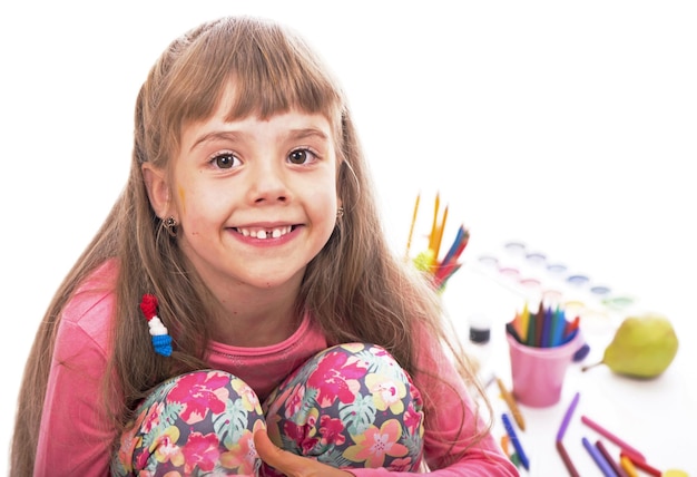 El niño está dibujando Pintura infantil La niña dibuja El colegial hace su tarea en el arte