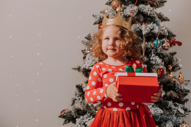 el niño está feliz con el regalo estilo de vida emociones de los niños Foto de alta calidad