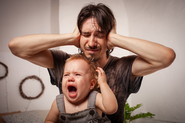 el niño está gritando, histérico. El padre está irritado, cansado