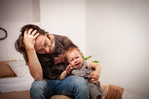 el niño está gritando, histérico. El padre está irritado, cansado