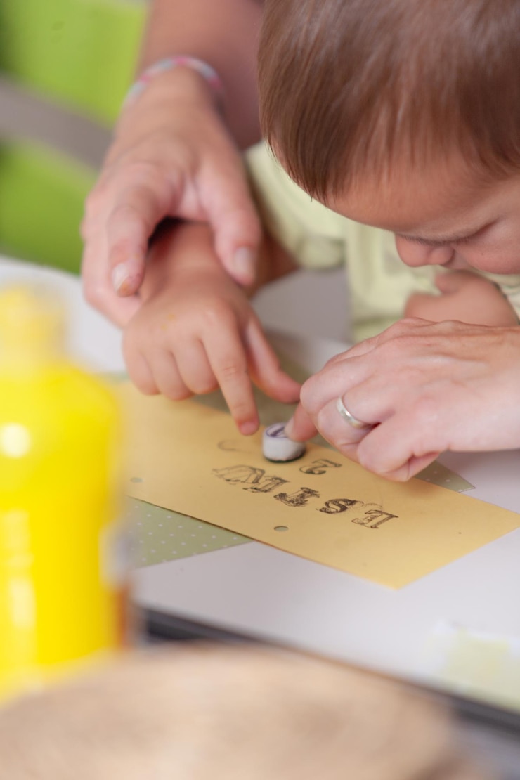 Foto un niño está haciendo una tarjeta con un nombre en ella