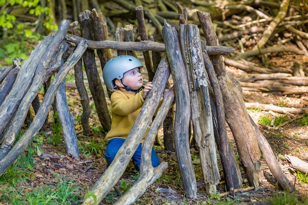 Un niño está jugando en el bosque en verano o primavera.