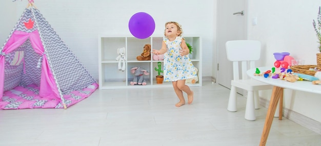 El niño está jugando con un globo Enfoque selectivo