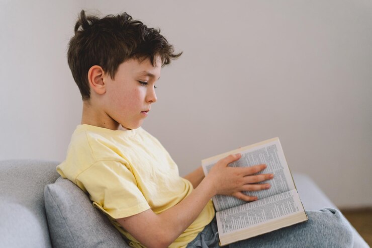 Un niño está leyendo la Santa Biblia