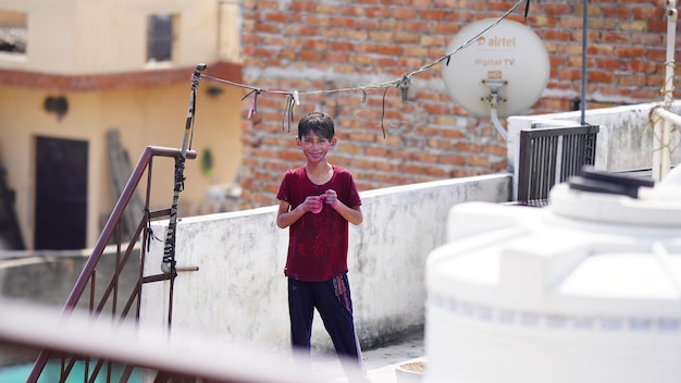 Un niño está listo para inflar un globo en Holi.