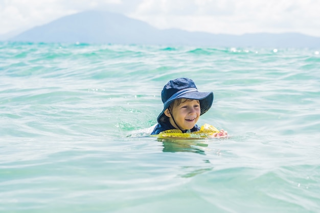 El niño está nadando en el mar