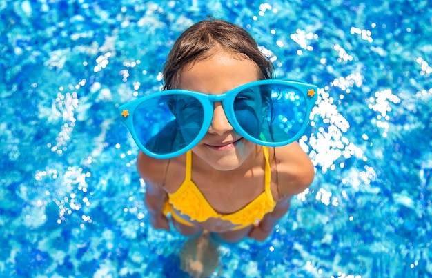 El niño está nadando en la piscina. Enfoque selectivo. Niño.