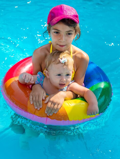 El niño está nadando en la piscina. Enfoque selectivo.